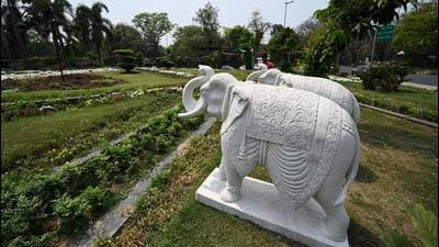 A sculpture of elephants arrives to get placed inside NDMC areas near Krishna Menon Marg roundabout in New Delhi on Monday. (Sanchit Khanna/HT Photo) A sculpture of elephants arrives to get placed inside NDMC areas near Krishna Menon Marg roundabout in New Delhi on Monday. (Sanchit Khanna/HT Photo)