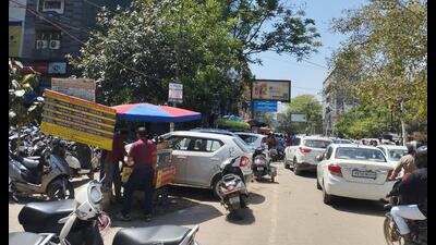 As both sides of the road in the internal parts of Ludhiana’s Feroze Gandhi market are being utilised as parking spaces by the contractor, the vends add to the congestion and lead to traffic blockades throughout the day. (HT Photo) As both sides of the road in the internal parts of Ludhiana’s Feroze Gandhi market are being utilised as parking spaces by the contractor, the vends add to the congestion and lead to traffic blockades throughout the day. (HT Photo)