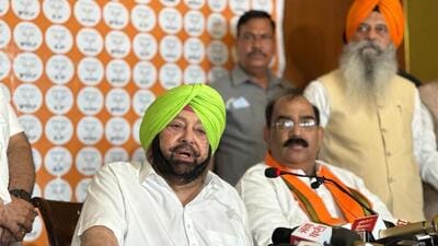 Former Punjab chief minister Capt Amarinder Singh and state BJP president Ashwani Sharma interacting with the media in Jalandhar on Monday. (HT Photo) Former Punjab chief minister Capt Amarinder Singh and state BJP president Ashwani Sharma interacting with the media in Jalandhar on Monday. (HT Photo)