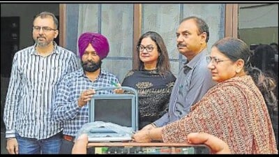 Health officials while confiscating portable ultrasound machine during the raid in Ludhiana on Monday. (HT Photo) Health officials while confiscating portable ultrasound machine during the raid in Ludhiana on Monday. (HT Photo)