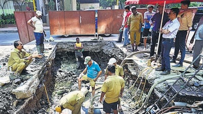 Mumbai, India - April 24, 2023: BMC workers repair the punctured water pipeline at Waterfield Road, Bandra, in Mumbai, India, on Monday, April 24, 2023. (Photo by Anshuman Poyrekar/ Hindustan Times) (Anshuman Poyrekar/HT PHOTO)