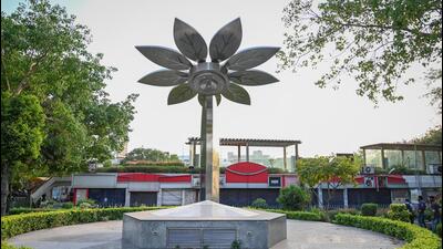 The New Delhi Municipal Council (NDMC) installed its first solar tree in Connaught Place near Metro Gate 7 as part of the Smart City project. (Sanchit Khanna/HT Photo) The New Delhi Municipal Council (NDMC) installed its first solar tree in Connaught Place near Metro Gate 7 as part of the Smart City project. (Sanchit Khanna/HT Photo)