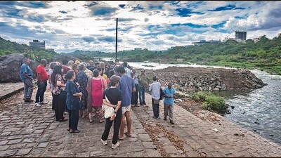 The city’s environmental activists have decided to return Pune Municipal Corporation’s “Paryavaran Doot” award while condemning the civic body’s decision to cut around 6,000 trees for the proposed riverfront development project. (HT FILE PHOTO) The city’s environmental activists have decided to return Pune Municipal Corporation’s “Paryavaran Doot” award while condemning the civic body’s decision to cut around 6,000 trees for the proposed riverfront development project. (HT FILE PHOTO)