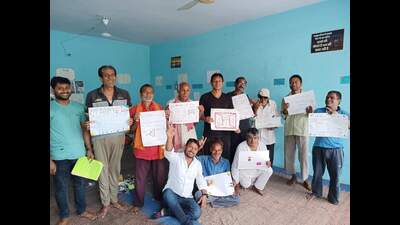 Tikaitganj shelter home inmates attend the last psycho-behavioural therapy session, making art to celebrate the end of their rehabilitation process. (HT Photo) Tikaitganj shelter home inmates attend the last psycho-behavioural therapy session, making art to celebrate the end of their rehabilitation process. (HT Photo)