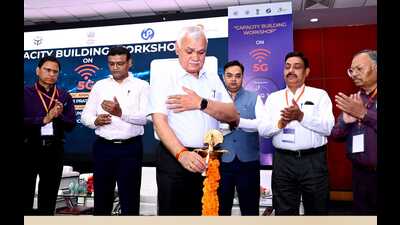 U.P. chief secretary Durga Shankar Mishra inaugurated the ‘Capacity Building Workshop on 5G’ at Indira Gandhi Pratishthan, in Lucknow, on Monday. (HT Photo)