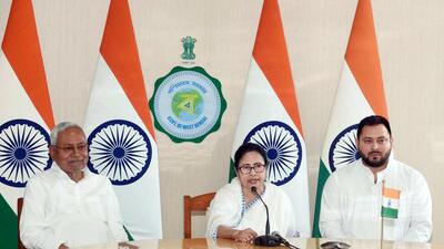 West Bengal chief minister Mamata Banerjee with Bihar chief minister Nitish Kumar and deputy chief minister Tejashwi Yadav during a joint press conference, in Howrah on Monday. (ANI) West Bengal chief minister Mamata Banerjee with Bihar chief minister Nitish Kumar and deputy chief minister Tejashwi Yadav during a joint press conference, in Howrah on Monday. (ANI)