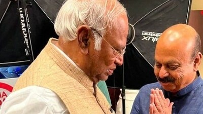 In the picture, Basavaraj Bommai can be seen greeting Mallikarjun Kharge with folded hands. (Himanta Biswa Sarma/Twitter) In the picture, Basavaraj Bommai can be seen greeting Mallikarjun Kharge with folded hands. (Himanta Biswa Sarma/Twitter)