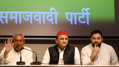 Bihar chief minister Nitish Kumar, Samajwadi Party chief Akhilesh Yadav and Bihar deputy CM Tejashwi Yadav at a press briefing in Lucknow on Monday. (Deepak Gupta/HT) Bihar chief minister Nitish Kumar, Samajwadi Party chief Akhilesh Yadav and Bihar deputy CM Tejashwi Yadav at a press briefing in Lucknow on Monday. (Deepak Gupta/HT)