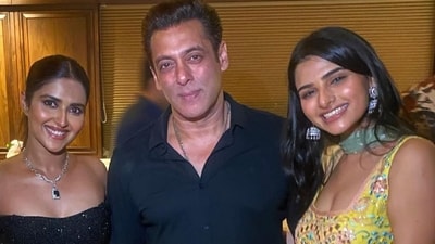 Salman Khan posed with Mohnish Bahl and Bhagyashree's daughters Pranutan and Avantika respectively. Salman Khan posed with Mohnish Bahl and Bhagyashree's daughters Pranutan and Avantika respectively.