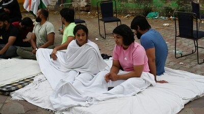 Protesters seen draped in blanket as they wake up on their next day of protest. (HT Photo) Protesters seen draped in blanket as they wake up on their next day of protest. (HT Photo)