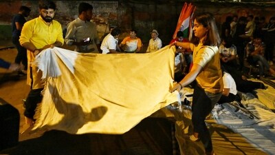 Protesting wrestlers spread out blankets so as spend their night at Jantar Mantar. (HT Photo) Protesting wrestlers spread out blankets so as spend their night at Jantar Mantar. (HT Photo)
