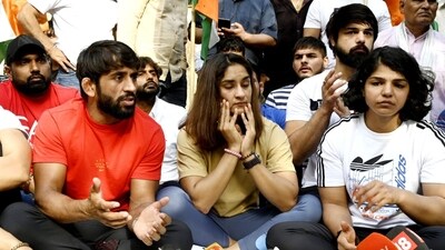 Wrestlers Sakshi Malik, Vinesh Phogat and Bajrang Punia seen sitting at the Jantar Mantar road on Sunday as part of their protest against the WFI. (HT Photo / Sanjeev Varma) Wrestlers Sakshi Malik, Vinesh Phogat and Bajrang Punia seen sitting at the Jantar Mantar road on Sunday as part of their protest against the WFI. (HT Photo / Sanjeev Varma)