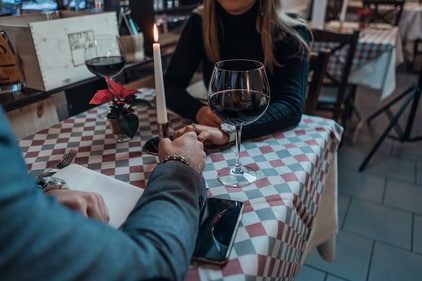 Two people out on a date at a restaurant. (Unspalsh) Two people out on a date at a restaurant. (Unspalsh)