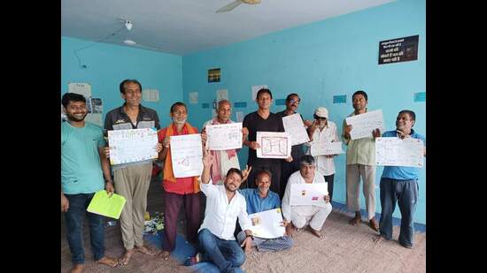 Tikaitganj shelter home inmates attend the last psycho-behavioural therapy session, making art to celebrate the end of their rehabilitation process. (HT Photo)