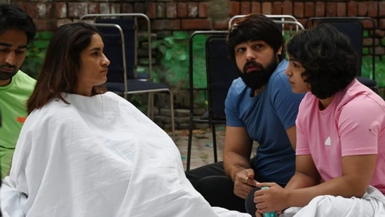 Wrestlers Vinesh Phogat, Sakshi Malik and others engaged in a discussion.(HT Photo)