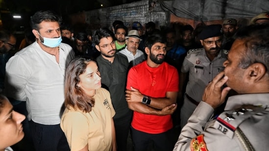 Protesters talk to Delhi police officials as they continue their battle demanding justice.(HT Photo)