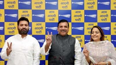 New Delhi, Apr 17 (ANI): Aam Aadmi Party (AAP) leader Sanjay Singh with Delhi Mayor Shelly Oberoi and Deputy Mayor Aaley Mohammad Iqbal during a press conference, in New Delhi on Monday. (ANI Photo) (Ayush Chopra) New Delhi, Apr 17 (ANI): Aam Aadmi Party (AAP) leader Sanjay Singh with Delhi Mayor Shelly Oberoi and Deputy Mayor Aaley Mohammad Iqbal during a press conference, in New Delhi on Monday. (ANI Photo) (Ayush Chopra)