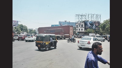 Following in the footsteps of Navale Bridge – Kharadi Bypass and Ravidarshan 15 number in the Hadapsar area. (SHANKAR NARAYAN/ HT) Following in the footsteps of Navale Bridge – Kharadi Bypass and Ravidarshan 15 number in the Hadapsar area. (SHANKAR NARAYAN/ HT)