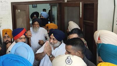 Former chief minister Parkash Singh Badal and ex-deputy CM Sukhbir Singh Badal coming out of a Faridkot court last month. (HT file photo)