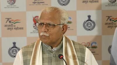 Haryana chief minister Manohar Lal Khattar address mediapersons after the corporate vaarta organised by Haryana Kaushal Rozgar Nigam Limited at Crowne Plaza Hotel in Gurugram on Tuesday. (Parveen Kumar/HT Photo)