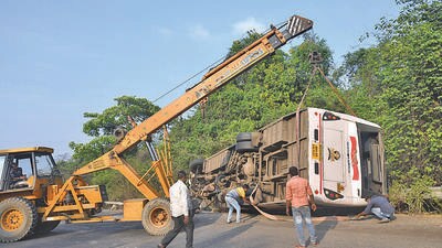 Navi Mumbai, India - April 25, 2023: One person dead after MSRTC's Shivshahi bus skids and turns turtle, at Karnala, in Navi Mumbai, India, on Tuesday, April 25, 2023. (Photo by Bachchan Kumar/ HT PHOTO) (HT PHOTO) Navi Mumbai, India - April 25, 2023: One person dead after MSRTC's Shivshahi bus skids and turns turtle, at Karnala, in Navi Mumbai, India, on Tuesday, April 25, 2023. (Photo by Bachchan Kumar/ HT PHOTO) (HT PHOTO)