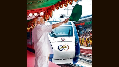 Prime Minister Narendra Modi flags off the Thiruvananthapuram Central-Kasaragod Vande Bharat Express train from Thiruvananthapuram Central railway station on Tuesday. (ANI) Prime Minister Narendra Modi flags off the Thiruvananthapuram Central-Kasaragod Vande Bharat Express train from Thiruvananthapuram Central railway station on Tuesday. (ANI)