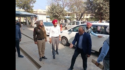 SIT head LK Yadav entering in the Faridkot court. (HT Photo)