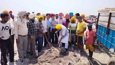 Sahnewal MLA Hardeep Singh Mundian on Tuesday dedicated two new public mining sites in Garhi Fazil and Sasrali in Ludhiana. (Manish/HT)