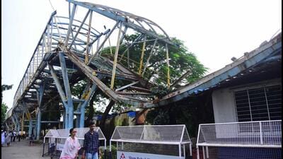 The high court was informed that after the skywalk, constructed by the Mumbai Metropolitan Region Development Authority (MMRDA), had been dismantled for safety reasons, residents and people working in Bandra (East) had to use the narrow road, which connects the station to the WEH. (HT PHOTO) The high court was informed that after the skywalk, constructed by the Mumbai Metropolitan Region Development Authority (MMRDA), had been dismantled for safety reasons, residents and people working in Bandra (East) had to use the narrow road, which connects the station to the WEH. (HT PHOTO)