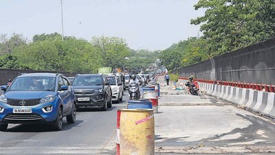 Traffic on the IIT to Nehru Place carriageway. (Sanjeev Verma/HT Photo) Traffic on the IIT to Nehru Place carriageway. (Sanjeev Verma/HT Photo)