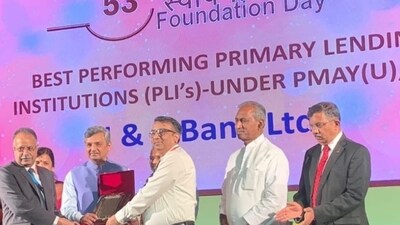 J&K Bank was felicitated for its outstanding contribution towards housing sector of the country under Pradhan Mantri Awas Yojana (Urban). J&K Bank was felicitated for its outstanding contribution towards housing sector of the country under Pradhan Mantri Awas Yojana (Urban).