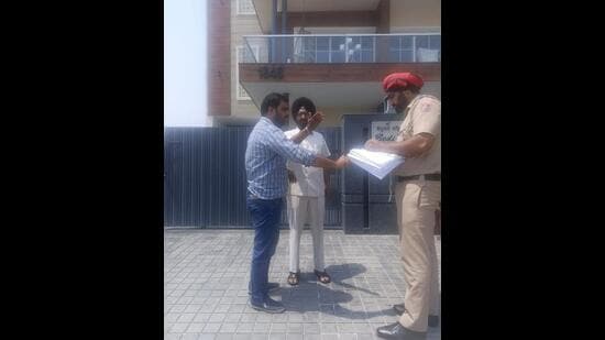 Police at the house of Indus International Hospital director Dr SS Bedi in Mohali on Tuesday. The director has been booked a month after a kidney transplant racket was unearthed at his hospital. (HT Photo)