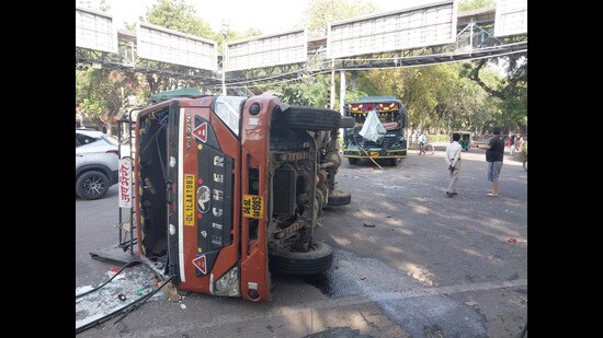 The impact of the collision caused the pick-up truck to overturn, leaving its driver trapped. The bus driver was also injured. (HT Photo)
