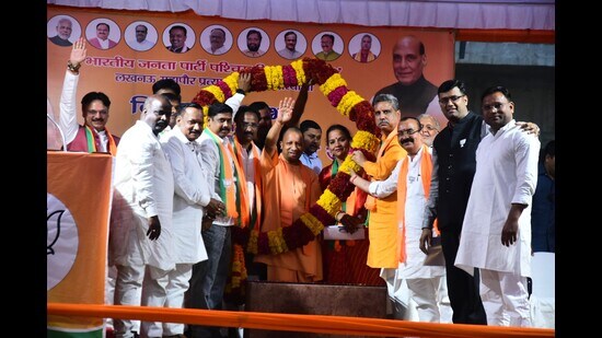 UP chief minister Yogi Adityanath at a public meeting held in support of party’s mayoral candidate for Lucknow Sushma Kharkwal. (HT photo)
