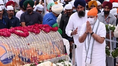 PM Modi paying last respects to Akali Dal patriarch Parkash Singh Badal. (HT Photo) PM Modi paying last respects to Akali Dal patriarch Parkash Singh Badal. (HT Photo)