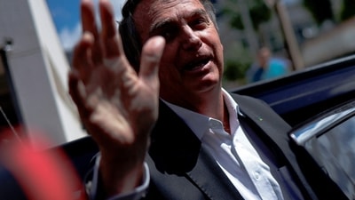 Former Brazilian President Jair Bolsonaro greets journalists as he leaves the Federal Police headquarters after testifying about the January 8 riots, in Brasilia, Brazil, April 26, 2023. REUTERS/Ueslei Marcelino (REUTERS)