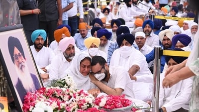 Relatives offer last tributes to Parkash Singh Badal. (HT_PHOTO) Relatives offer last tributes to Parkash Singh Badal. (HT_PHOTO)