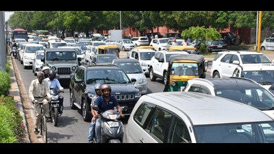 Commuters stuck in a jam on the Sector 26/28 dividing road in Chandigarh. (Ravi Kumar/HT) Commuters stuck in a jam on the Sector 26/28 dividing road in Chandigarh. (Ravi Kumar/HT)