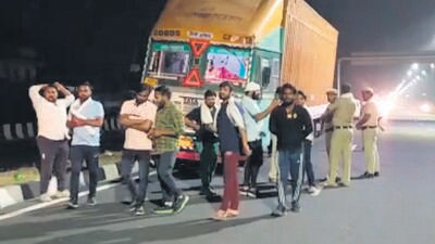 Cow vigilantes and police after the truck was stopped in Bhondsi. (Screengrab) Cow vigilantes and police after the truck was stopped in Bhondsi. (Screengrab)