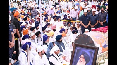 Leaders pay last respect to former chief minister Parkash Singh Badal at Shiromani Akali Dal office in Sector 28 in Chandigarh on Wednesday. (Ravi Kumar/HT) Leaders pay last respect to former chief minister Parkash Singh Badal at Shiromani Akali Dal office in Sector 28 in Chandigarh on Wednesday. (Ravi Kumar/HT)
