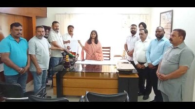 MC officials submitting a memorandum to zonal commissioner demanding their pending salaries in Ludhiana on Wednesday. (HT Photo) MC officials submitting a memorandum to zonal commissioner demanding their pending salaries in Ludhiana on Wednesday. (HT Photo)