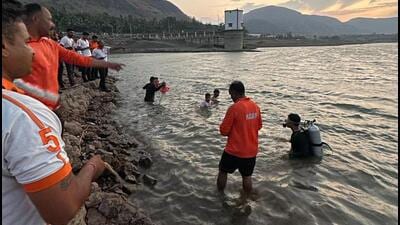 NDRF personnel during the rescue operation at Jadhavwadi dam near Talegaon on Tuesday. (HT PHOTO)