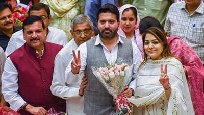 Newly-elected mayor Shelly Oberoi and her deputy Aaley Mohd Iqbal. (Raj K Raj/Hindustan Times)