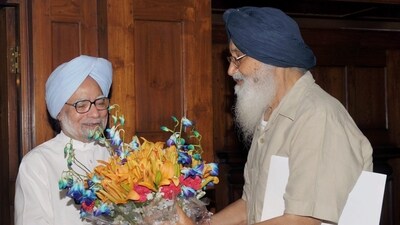 Parkash Singh Badal with former Prime Minister Manmohan Singh. (File/ PTI) Parkash Singh Badal with former Prime Minister Manmohan Singh. (File/ PTI)