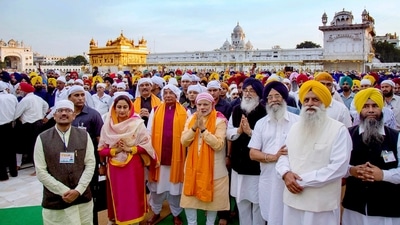 Parkash Singh Badal with Prime Minister Narendra Modi and others pays obeisance at the Golden Temple in Amritsar. (PTI) Parkash Singh Badal with Prime Minister Narendra Modi and others pays obeisance at the Golden Temple in Amritsar. (PTI)