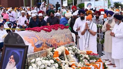 Prime Minister Narendra Modi paying tributes to Shiromani Akali Dal patriarch Parkash Singh Badal at the SAD headquarters in Chandigarh on Wednesday afternoon. (Ravi Kumar/HT)