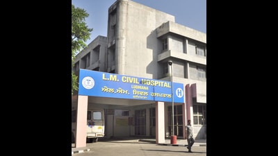 SMO) Amarjeet Kaur carried out a two-hour long surprise inspection at Lord Mahavir Civil Hospital on Tuesday night. (HT File Photo) SMO) Amarjeet Kaur carried out a two-hour long surprise inspection at Lord Mahavir Civil Hospital on Tuesday night. (HT File Photo)