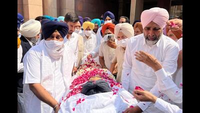 Shiromani Akali Dal president Sukhbir Singh Badal (left) and his cousin Manpreet Singh Badal bringing the body of SAD patriarch Parkash Singh Badal to the party headquarters in Sector 28, Chandigarh, on Wednesday for people to pay their last respects. (Ravi Kumar/HT)