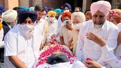 Shiromani Akali Dal president Sukhbir Singh Badal (left) and his cousin Manpreet Singh Badal bringing the body of SAD patriarch Parkash Singh Badal to the party headquarters in Sector 28, Chandigarh, on Wednesday for people to pay their last respects. (Ravi Kumar/HT) (HT_PRINT) Shiromani Akali Dal president Sukhbir Singh Badal (left) and his cousin Manpreet Singh Badal bringing the body of SAD patriarch Parkash Singh Badal to the party headquarters in Sector 28, Chandigarh, on Wednesday for people to pay their last respects. (Ravi Kumar/HT) (HT_PRINT)