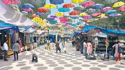 Shoppers at a Dilli Haat INA. (Sanjeev Verma/HT Photo) Shoppers at a Dilli Haat INA. (Sanjeev Verma/HT Photo)